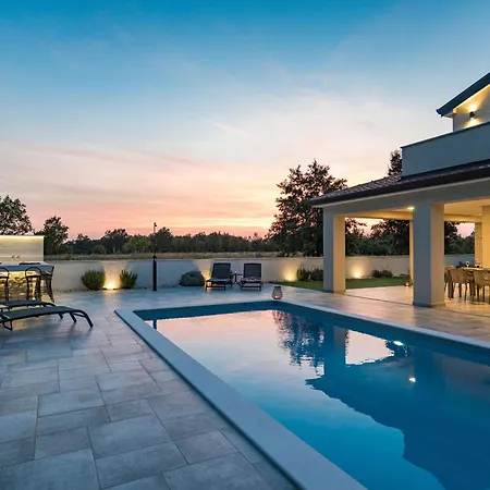 Special Offer! New Luxury With Pool, Fitness, Outdoor Bar&grill * Buje